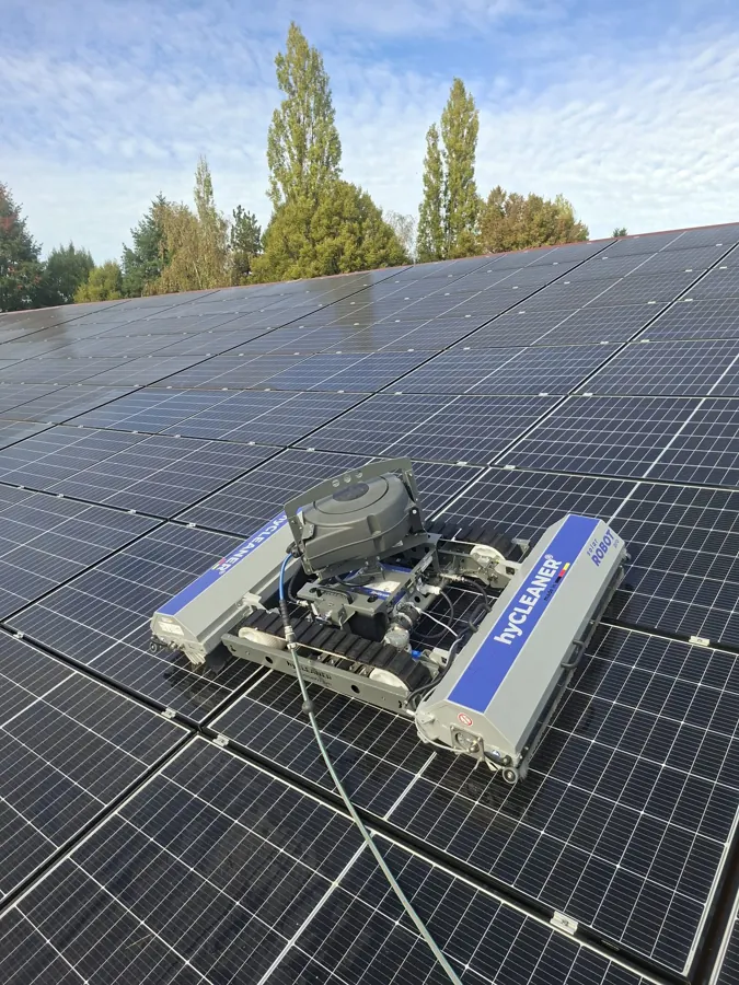 Robot hyCLEANER en place sur un champ photovoltaïque